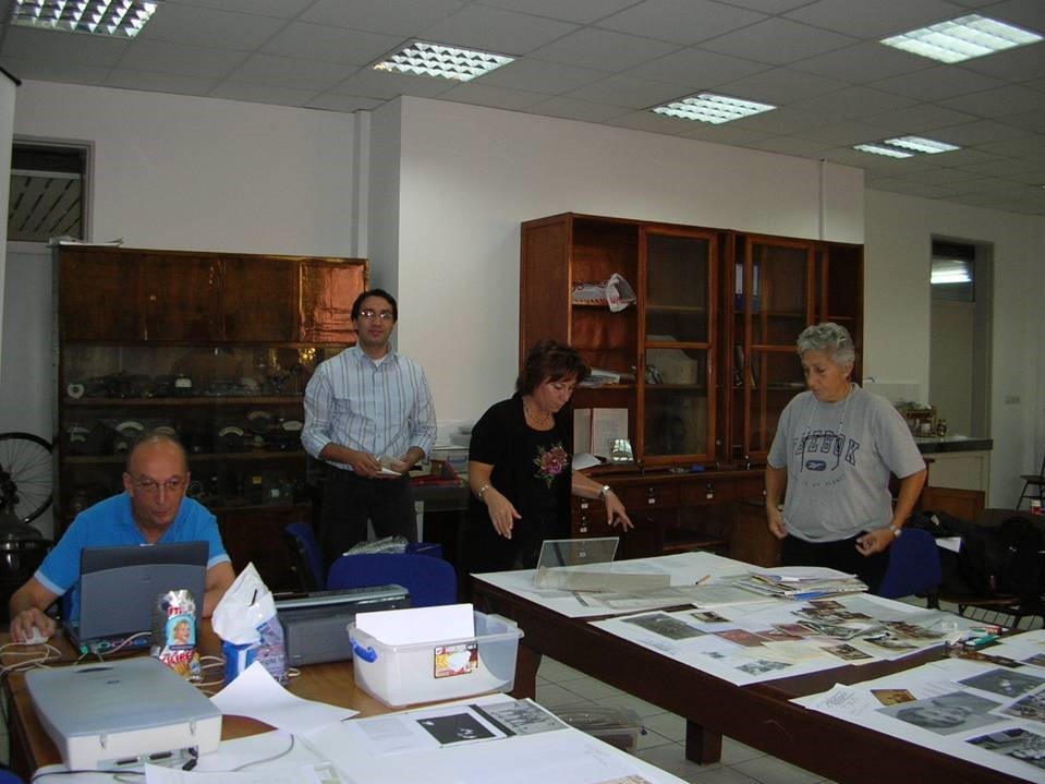 Boğaziçi Üniversitesi Feza Gürsey arşiv ve sergisinin hazırlanma sürecinden bir fotoğraf. Soldan Sağa: Ragıp Serdaroğlu, Mahir Polat, Fethiye Erbay, Meral Serdaroğlu